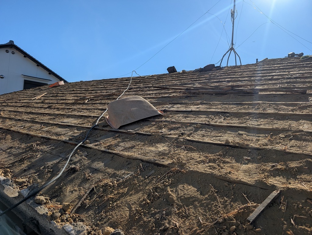 斑鳩町にて葺き替え工事が進行中