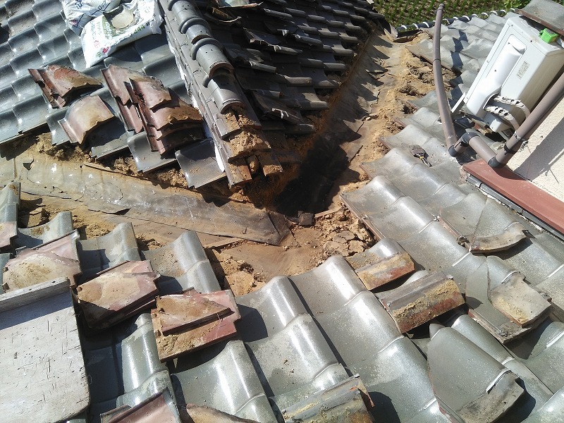 香芝市にて谷板の交換工事