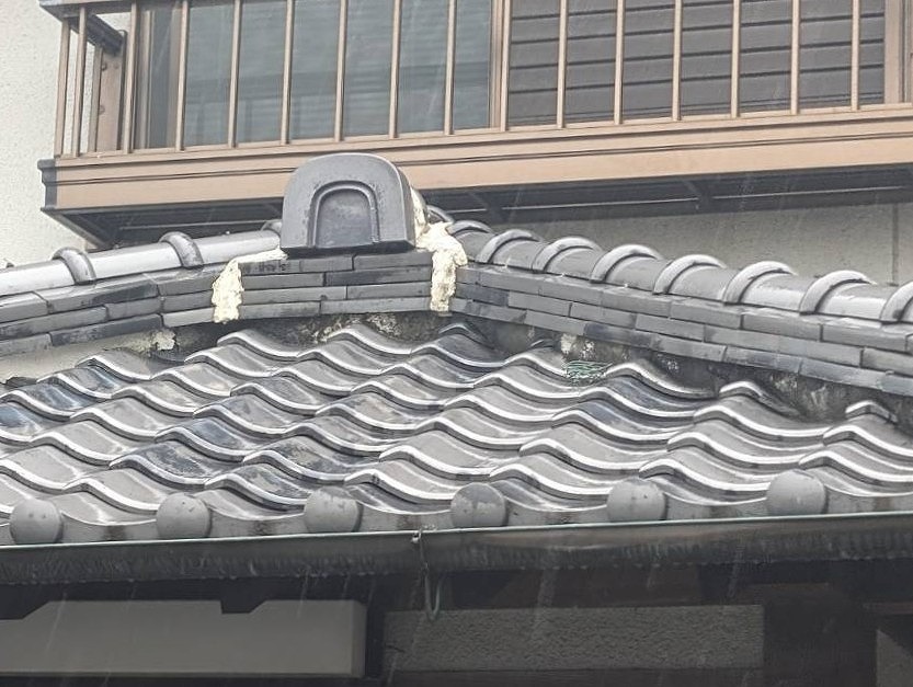 斑鳩町にて玄関屋根の葺き替え工事