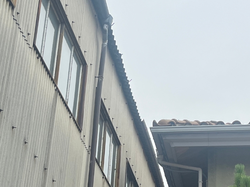 大阪府泉大津市の工場の雨樋工事（取替）の施工後｜株式会社ワイズテックの施工事例