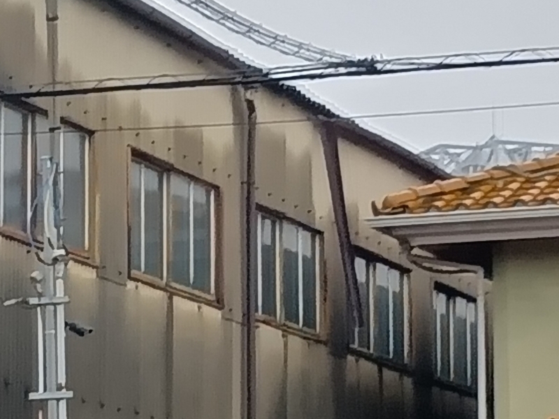 大阪府泉大津市の工場の雨樋工事（取替）の施工前｜株式会社ワイズテックの施工事例